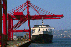 Gantry crane loads containers to vessels